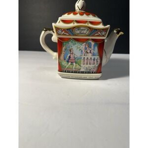 Sadler Staffordshire England Romeo & Juliet Shakespeare Teapot 7" Gold Trim